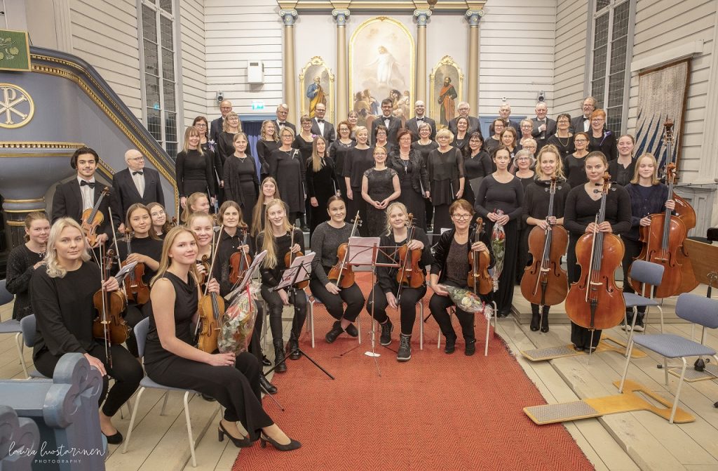sekakuoro ja nuorten orkesteri kirkossa